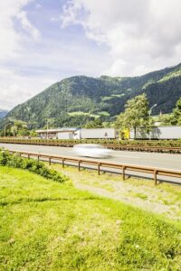 Die Autobahn ist die Alternative zum Eisenbahntunnel